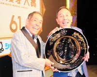 上方漫才大賞を受賞したザ・ぼんちの（左から）ぼんちおさむ、里見まさと