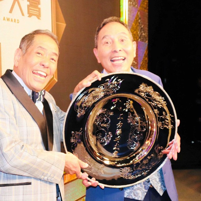 上方漫才大賞を受賞したザ・ぼんちの（左から）ぼんちおさむ、里見まさと