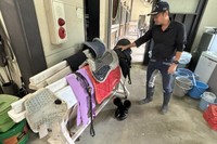 老朽化したくらやブーツといった馬具。近年は予算の多くが飼料代に充てられ、装備品などの更新ができない状況という