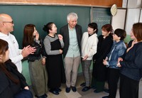 かつての教え子に笑顔で送り出される元小学校校長の大橋大さん（中央）＝島根県益田市、吉田小学校