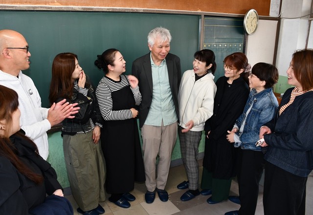 かつての教え子に笑顔で送り出される元小学校校長の大橋大さん（中央）＝島根県益田市、吉田小学校