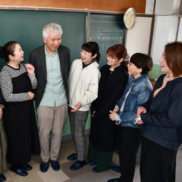 かつての教え子に笑顔で送り出される元小学校校長の大橋大さん（中央）＝島根県益田市、吉田小学校