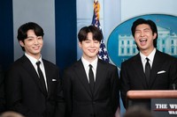 米ホワイトハウスの定例会見に参加するBTSのJUNG KOOKさん、JIMINさん、RMさん