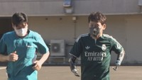 大会に向け練習する安原大策さん(右)