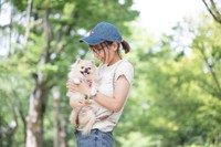 愛犬の「きなこ」と小西さん（画像提供：株式会社tent tent）