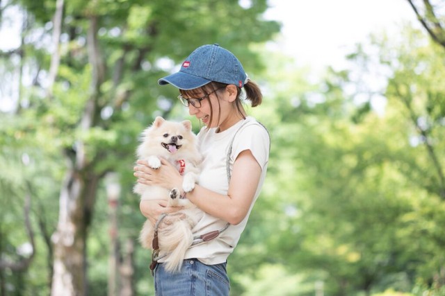 愛犬の「きなこ」と小西さん（画像提供：株式会社tent tent）