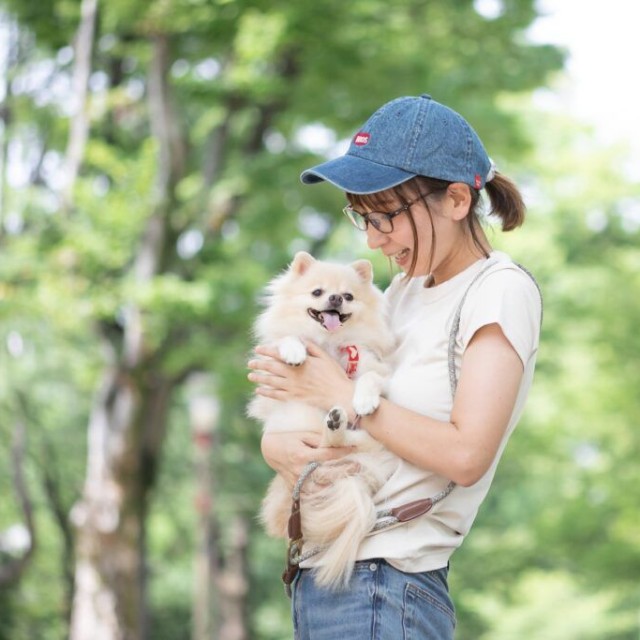 愛犬の「きなこ」と小西さん（画像提供：株式会社tent tent）
