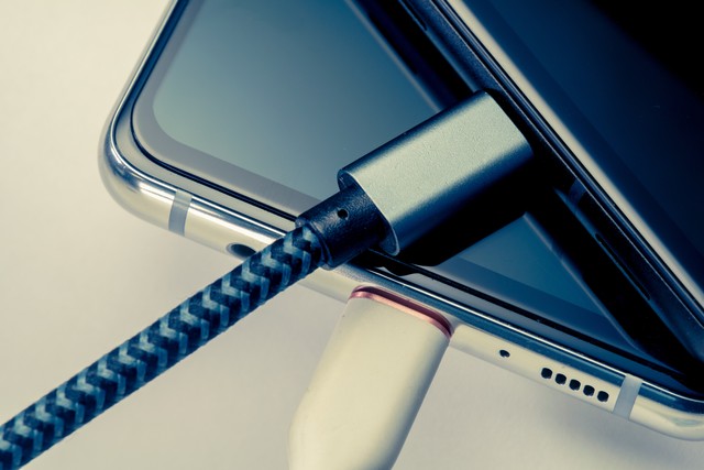 「スマホを充電しながら操作するとバッテリーが劣化する」というのは本当？※画像はイメージです（tkyszk/stock.adobe.com）