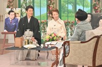 故大川橋蔵さんの写真（左端）を背に、在りし日の素顔を語る妻・丹羽真理子さん（中央）と次男の丹羽貞仁。右端は司会の黒柳徹子＝「徹子の部屋」10月31日放送回より（テレビ朝日提供）