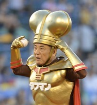 伊東四朗(2012年8月、ヤクルト対阪神始球式、神宮球場）