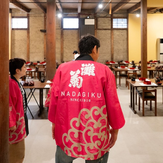 木造酒蔵を生かしたレストランを見学する下柳さん
