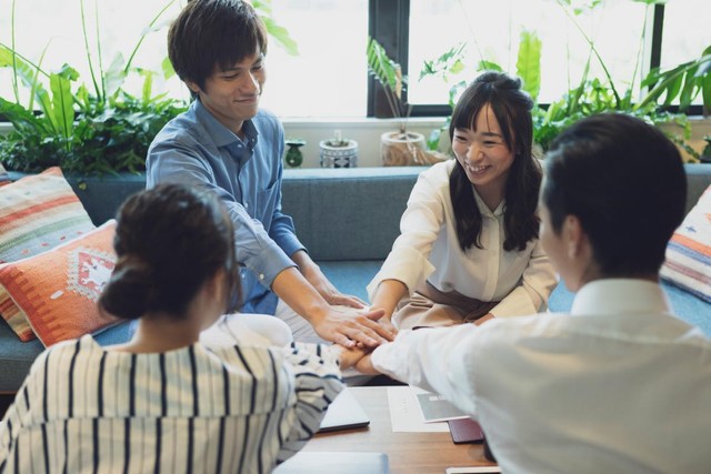 みんなで辞めてやる！もう店長について行くもんね！　※画像はイメージです（milatas/stock.adobe.com）