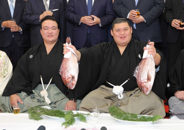 二所ノ関親方(左)の横で鯛を持つ大の里=2024年9月