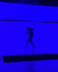 BLACKPINK リサがフランスの老舗キャバレー「クレイジー・ホース」で、ヘッドライナーとしてステージに立つ（出典：リサ Instagram）