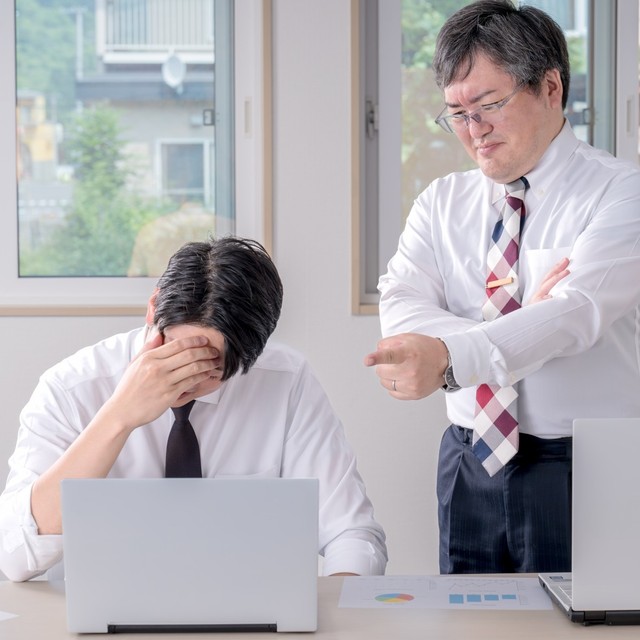 業務請負なのに朝礼参加っておかしくない？　※画像はイメージです（YUTO@PHOTOGRAPHER/photoAC）