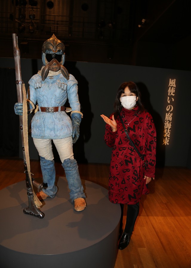 ナウシカの腐海装束と、ナウシカの声優を務めた島本須美さん＝阪急うめだ本店9階うめだギャラリー、アニメージュとジブリ展大阪会場