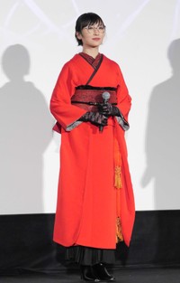 真っ赤な着物姿で登場した新しい学校のリーダーズのＳＵＺＵＫＡ＝2026年1月