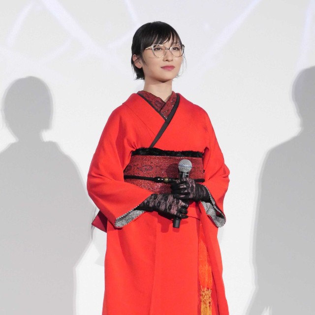 真っ赤な着物姿で登場した新しい学校のリーダーズのＳＵＺＵＫＡ＝2026年1月
