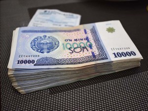 札束が飛び交う現金王国ウズベキスタン、キャッシュレス社会へ一歩