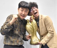 M-1優勝後、大阪へ凱旋したたくろうの赤木裕（左）ときむらバンド＝大阪市内