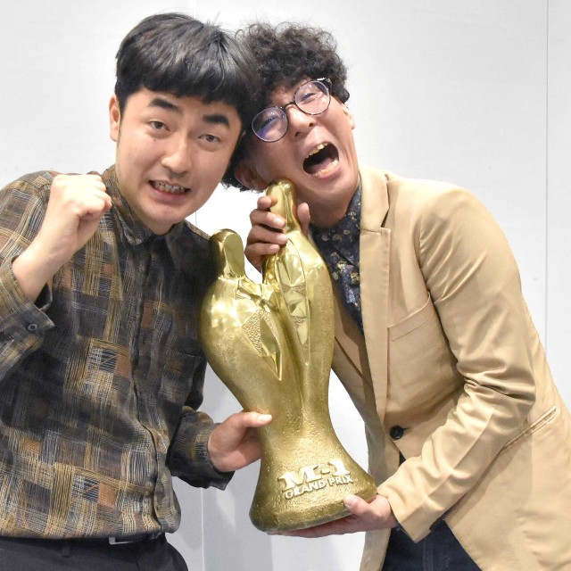 M-1優勝後、大阪へ凱旋したたくろうの赤木裕（左）ときむらバンド＝大阪市内