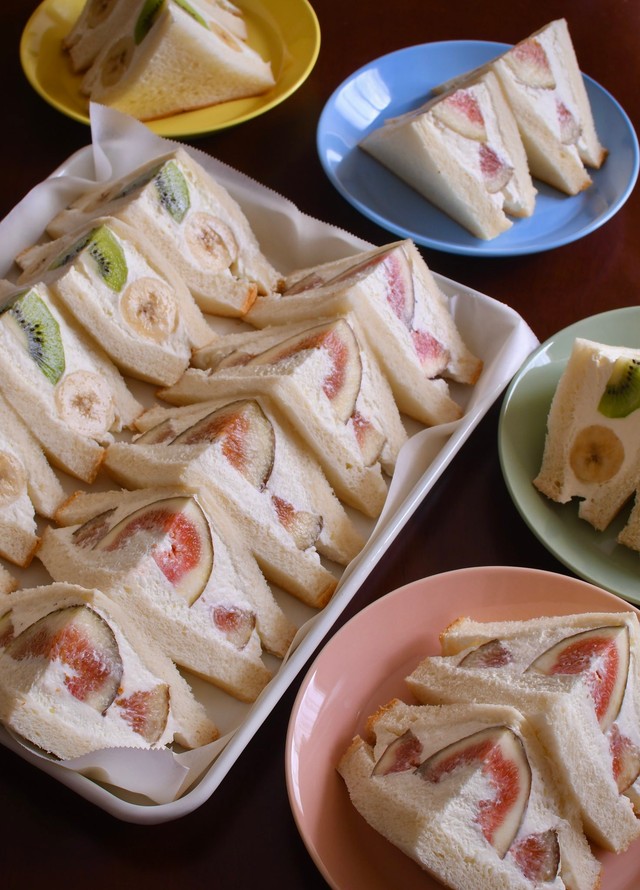 大量のフルーツサンドで食べ盛りの子どもを迎える／「小遣い制のなぎペタ」（@nagipetan）さん提供