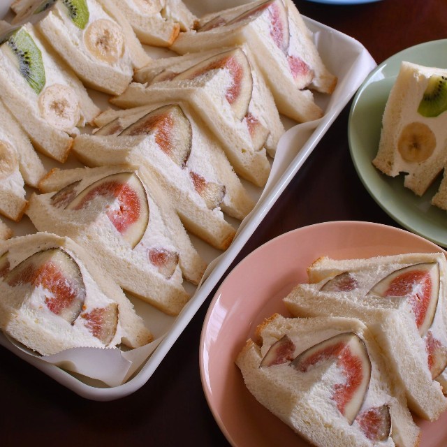 大量のフルーツサンドで食べ盛りの子どもを迎える／「小遣い制のなぎペタ」（@nagipetan）さん提供