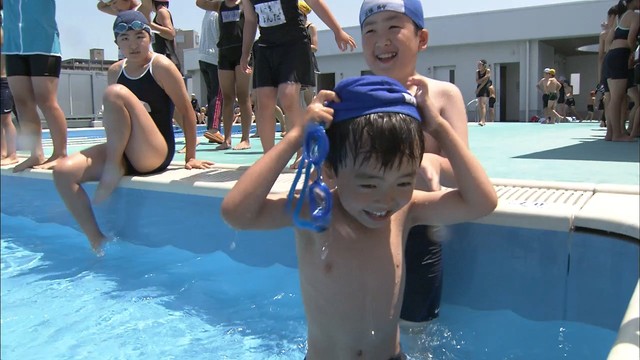 各地で真夏日　高松市の小学校でプール開き