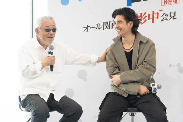 会見で笑みを交わす井筒和幸監督と伊藤英明さん＝大阪市内