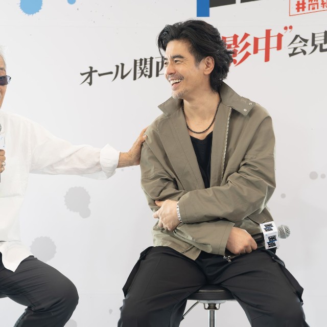 会見で笑みを交わす井筒和幸監督と伊藤英明さん＝大阪市内