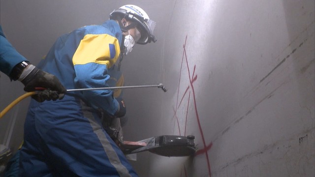 解体中の建物を利用し救助訓練！機動隊が鉄筋コンクリート壁に機械で穴開け　香川県警