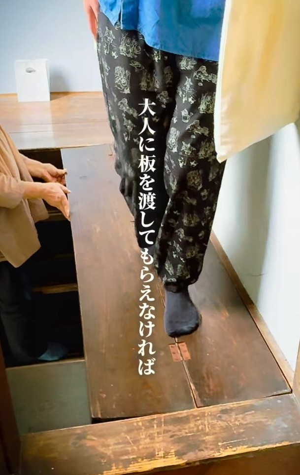 大人に重い板を架けてもらわないと部屋に出入りすることすらできない…（「ai」さん提供、Instagramよりキャプチャ撮影）