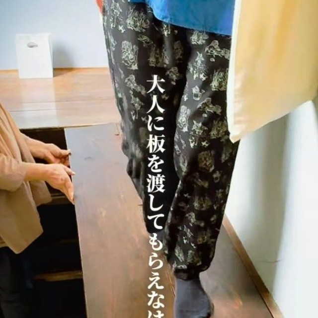 大人に重い板を架けてもらわないと部屋に出入りすることすらできない…（「ai」さん提供、Instagramよりキャプチャ撮影）