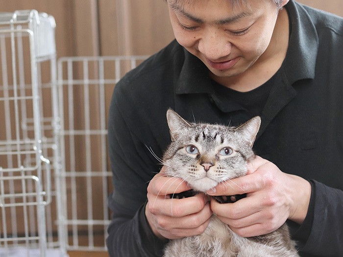 西村翔さん。保護した「せん」くんと