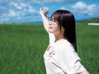 「週刊少年マガジン」（講談社）2025年10月1日発売号に登場した東雲うみ＝撮影／小池伸 一 郎、スタイリング／大橋みずな、ヘアメイク／佐藤ありさ、コーディネート／福澤卓弥、デザイン／松本麻実（GROSVENOR design）