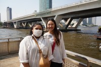 バンコクの水上交通は早くて便利と語る大学生のトン・ヒラナットさん（右）