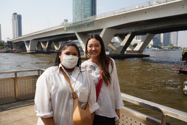 バンコクの水上交通は早くて便利と語る大学生のトン・ヒラナットさん（右）