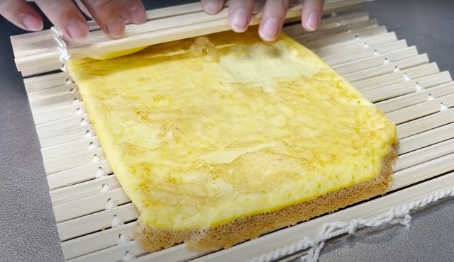 伊達巻も作った（「ととまるとはんみ」さん提供、YouTubeよりキャプチャ撮影）