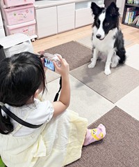 「撮るよー」 お姉ちゃんに写真を撮ってもらうエマちゃん（画像提供：エマ:Emmaさん）