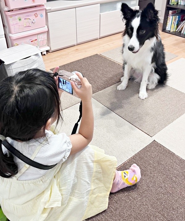 「撮るよー」 お姉ちゃんに写真を撮ってもらうエマちゃん（画像提供：エマ:Emmaさん）