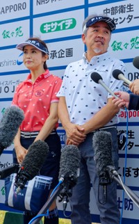 つまみ枝豆（右）と妻の江口ともみ＝神奈川県大磯町のレイクウッドＧＣ(2018年)