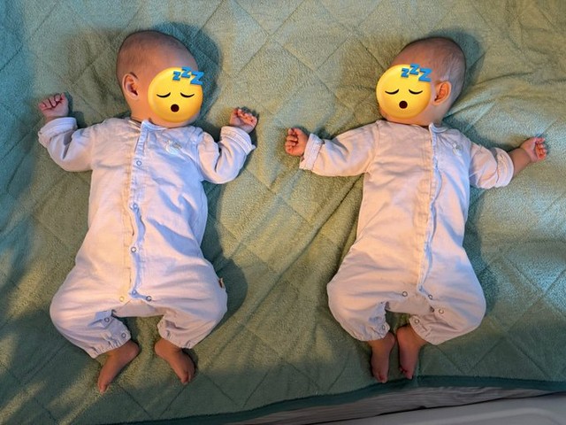 寝方もそっくりな双子ちゃん！