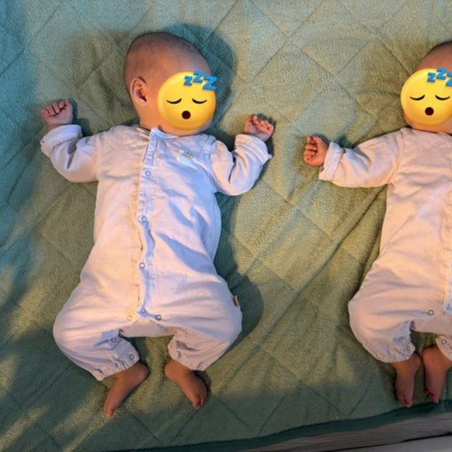 寝方もそっくりな双子ちゃん！