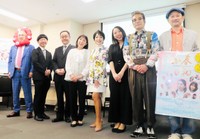 映画「小春日和〜Indian Summer」の会見に出席した由美かおるさん（中央）＝4月25日