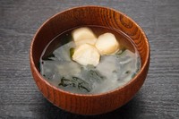 定番のお麩とわかめの味噌汁も※画像はイメージです（sasazawa/stock.adobe.com）
