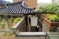 2階に上がると…庭があり、街の様子を眺められます。