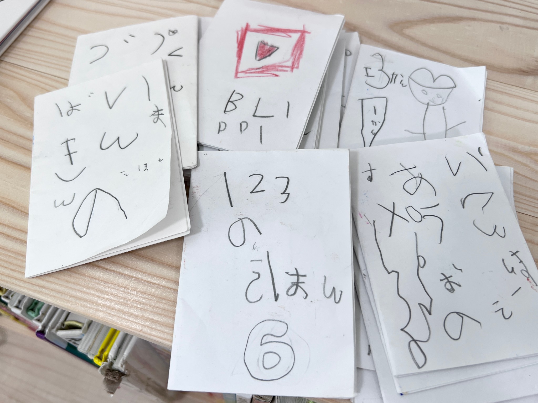 4歳の子どもが考えた「絵本の帯」がすごすぎ 「ちゃんとひらがな書け