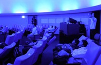 プラネタリウムの観覧を楽しむ人たち（大津市本丸町・市科学館）

