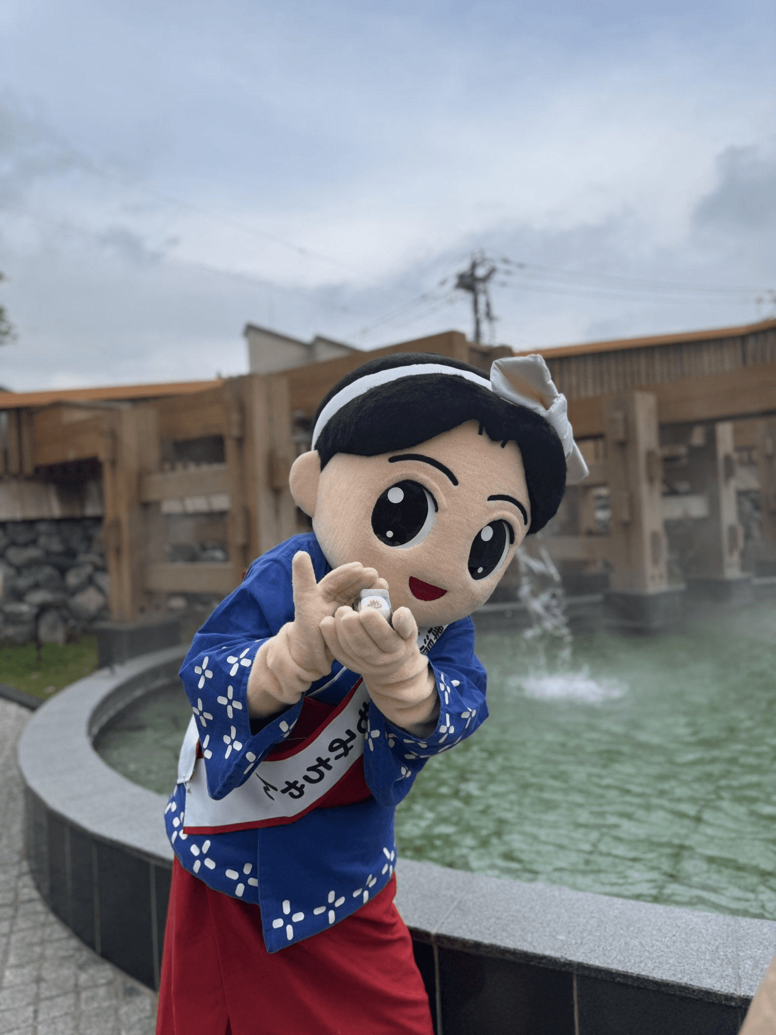 群馬の草津温泉観光大使のゆもみちゃんと温泉ないまんじゅう