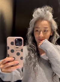 自然体のグレイヘアとくせ毛スタイルを披露した投稿が話題に／megさん（@megumiwa0122）提供